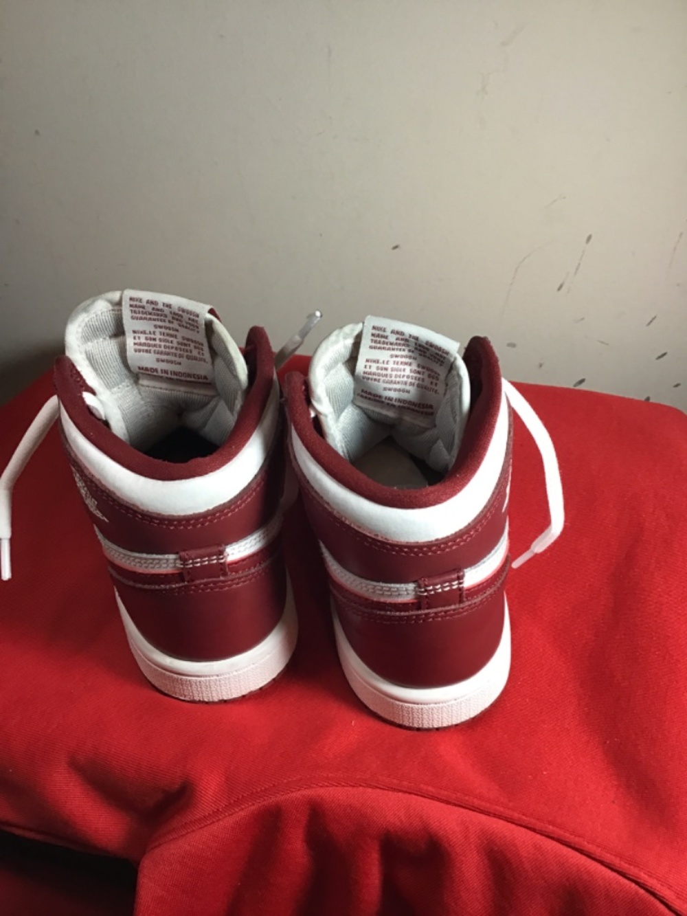 😎❤️Jordan’s 1 Retro High OG, Artisanal Team Red (GS), size 13C, good condition - Picture 3 of 7